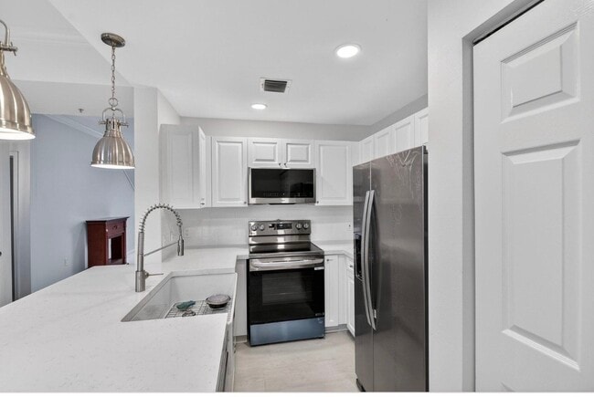 Building Photo - 695 Hibiscus St