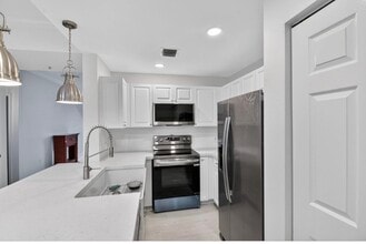 Building Photo - 695 Hibiscus St