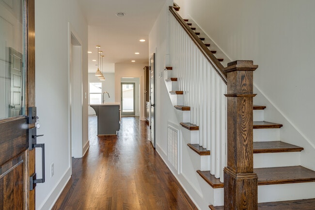 Hardwoods throughout, open floor plan - 1912 10th Ave N