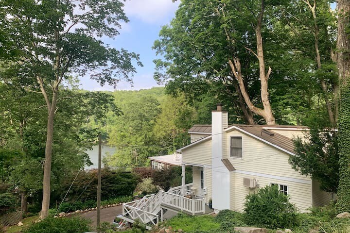 View of the cottage from the side - 4 Mohawk Trl