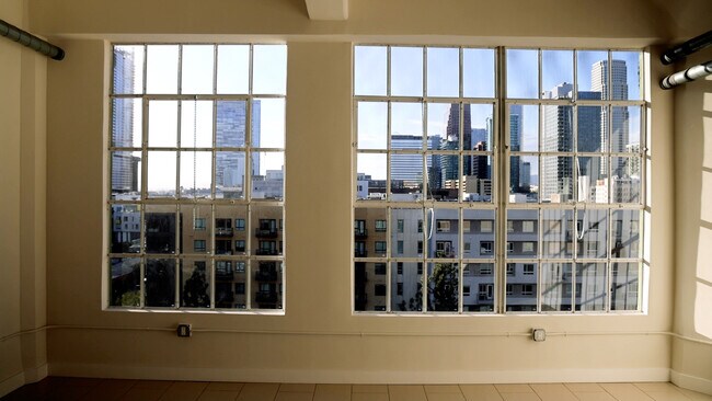 Building Photo - 939 S Broadway