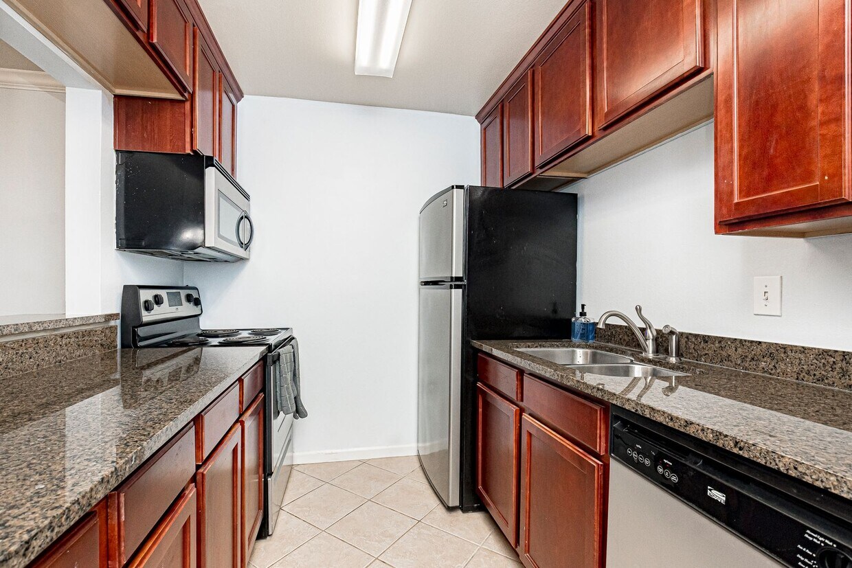 Foto principal - 2 Bedroom Downstairs condo available Now N...