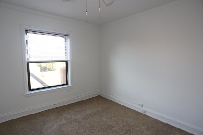 Building Photo - 440 W Barry Ave