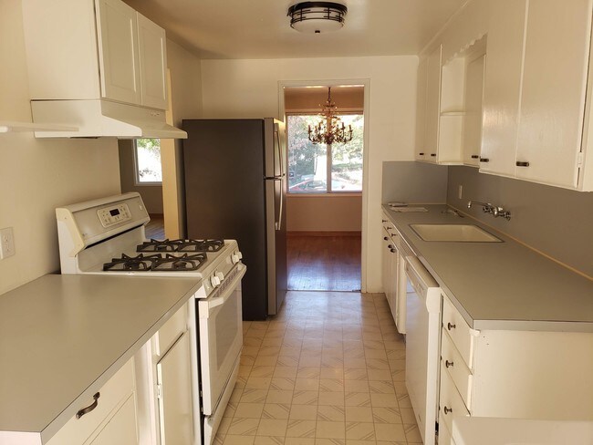 Building Photo - Sweet bright duplex in Ballard