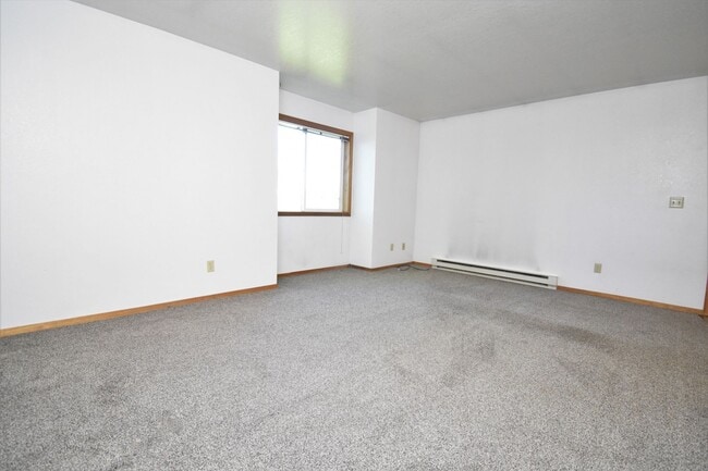 Building Photo - 2 Bed with Carport! Walk to MSU! Pet Frien...