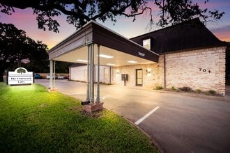 Building Photo - 701 N New Rd