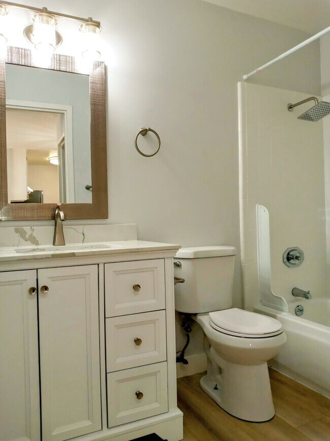 Foto del edificio - Refurbished 1bd Condo on First Floor With Pool