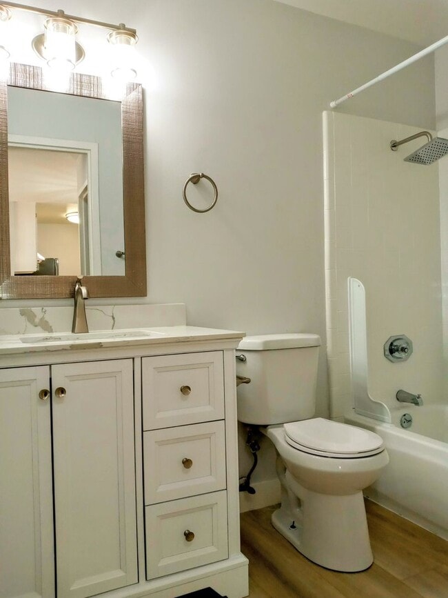 Building Photo - Refurbished Second Floor 1bd Condo With Pool & In-unit Laundry