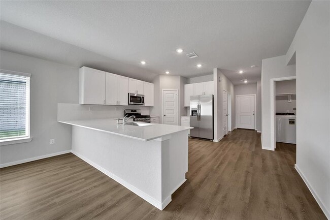 Foto del edificio - 8007 Camphor Ct