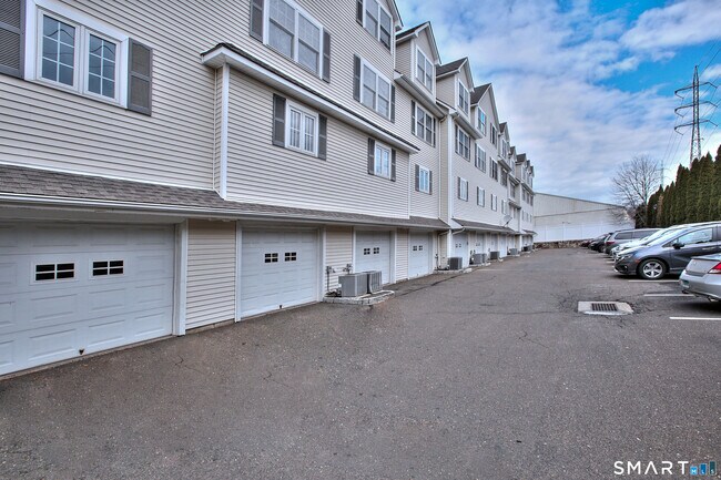 Foto del edificio - 39 Maple Tree Ave