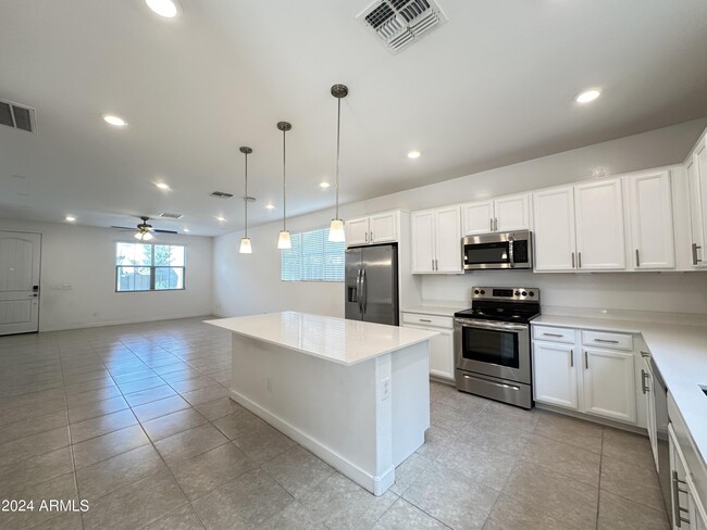 Building Photo - 1099 E Sabino Dr
