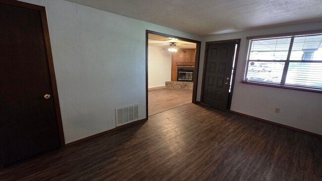 Foto del edificio - Moore Rental