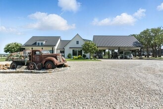 Building Photo - 1000 Rambling Oaks
