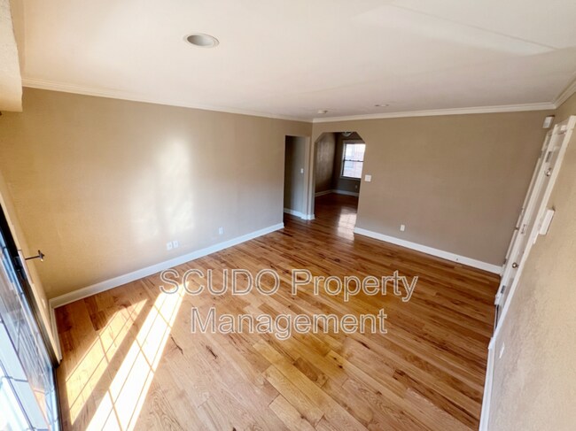 Building Photo - 1104 W 46th St