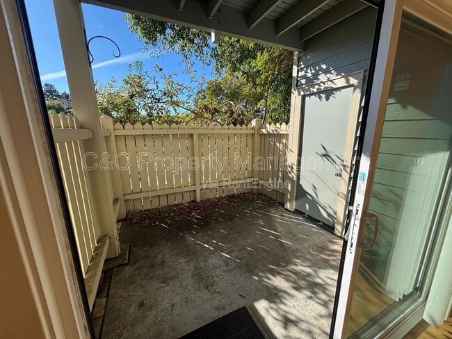 Foto del edificio - 75 Shoreline Ct