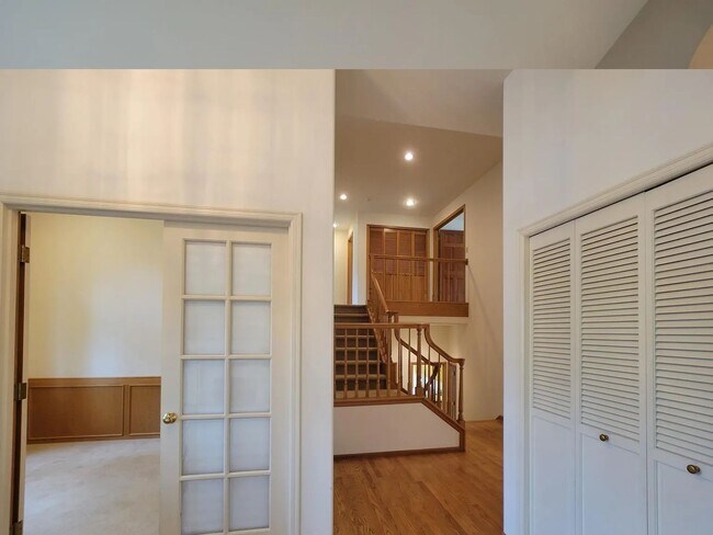 Foto del edificio - Spacious 3-Bedroom Home with Den and Private Backyard in Prime Location