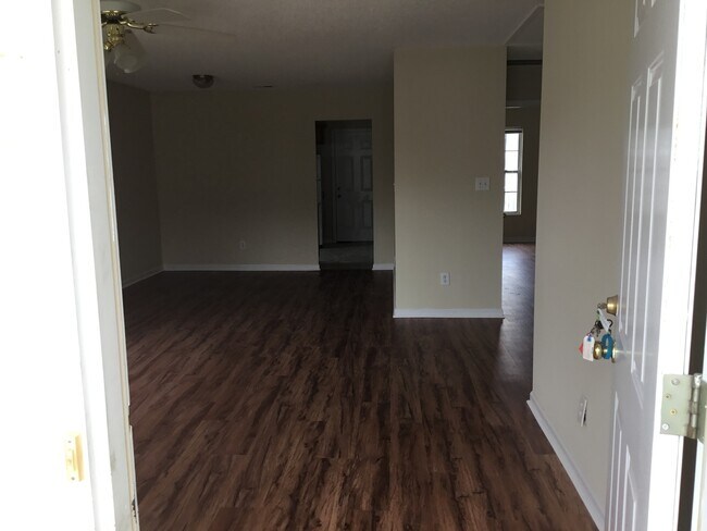 Foto del edificio - 2-Bedroom 2-Bath Renovated Duplex