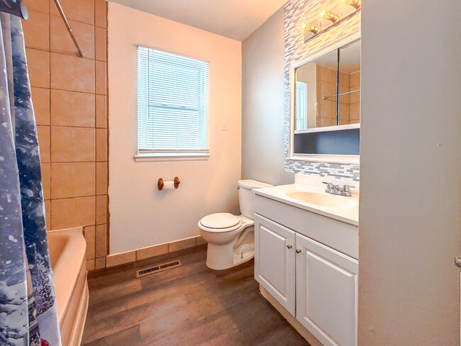 Foto del edificio - 10111 Corning St