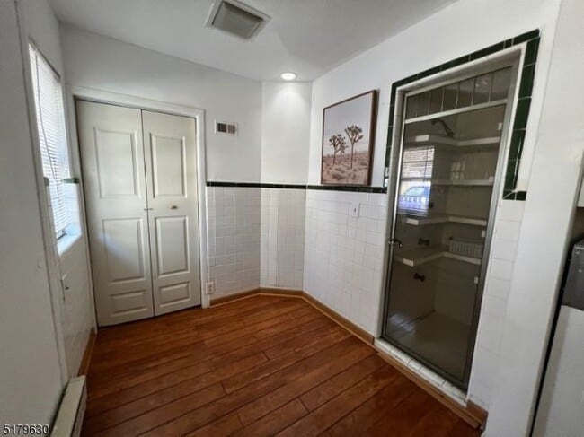 Foto del edificio - 19 Lakeland Dr