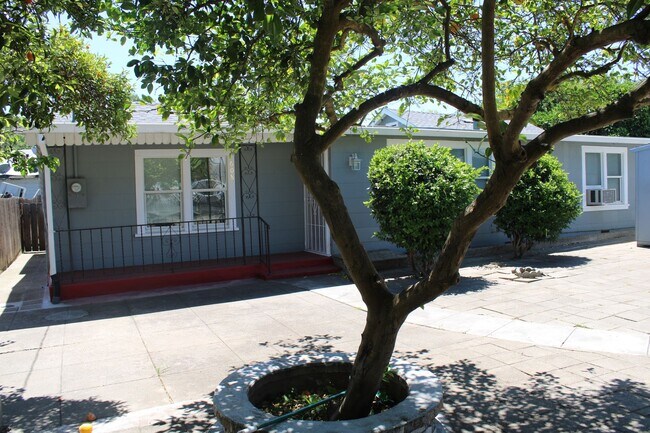Building Photo - Three Bedroom, One Bathroom Single Family Home in Isleton.