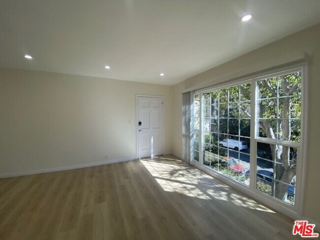 Foto del edificio - 1600 N Martel Ave