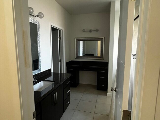 Foto del edificio - 5720 St Charles Loop