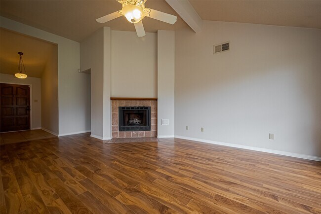 Foto del edificio - 3007 Cloverdale Dr