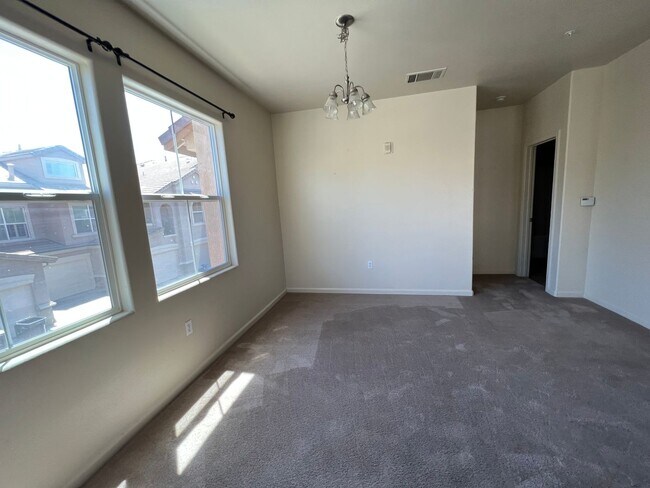 Building Photo - 2440 Fontana St