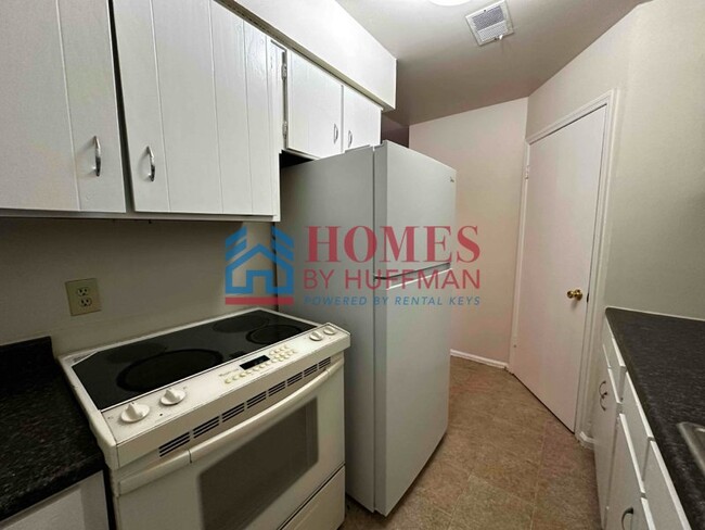 Building Photo - Two Bedroom Apartment | Upstairs | Boonville