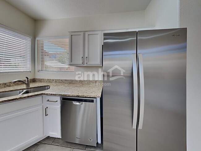 Building Photo - 108 E Calle Del Rondador