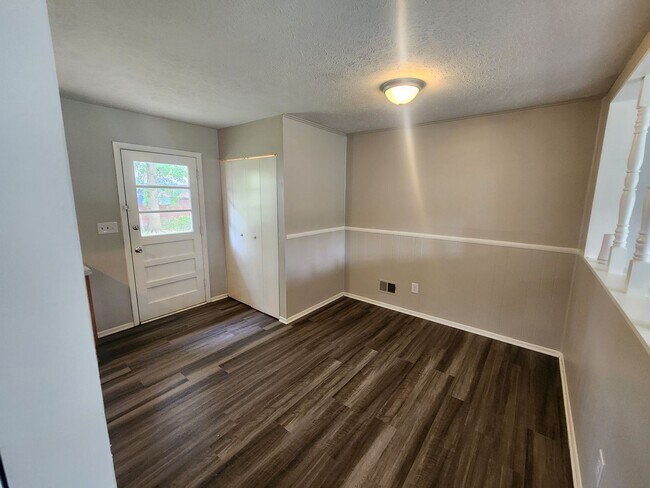 Foto del edificio - Updated 3 bedroom 1 bath in Fairdale with ...