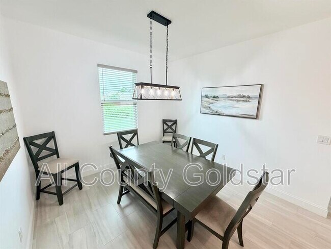 Foto del edificio - 6049 Higgins Ln