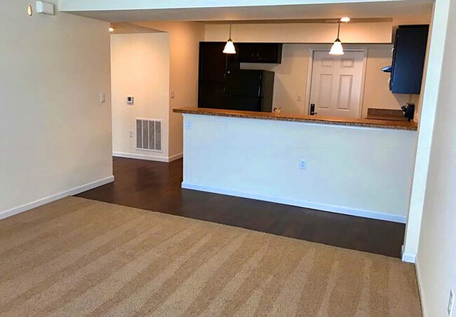 Building Photo - Whitehouse Square Townhomes