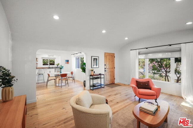 Foto del edificio - 1275 S Sycamore Ave