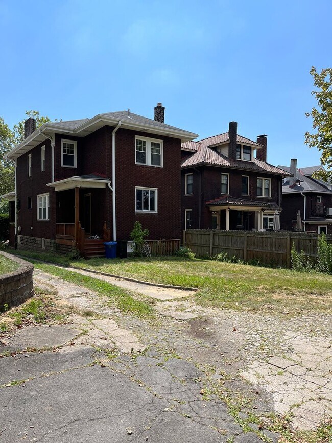 Building Photo - 3 Bedroom Squirrel Hill Home Available Now!