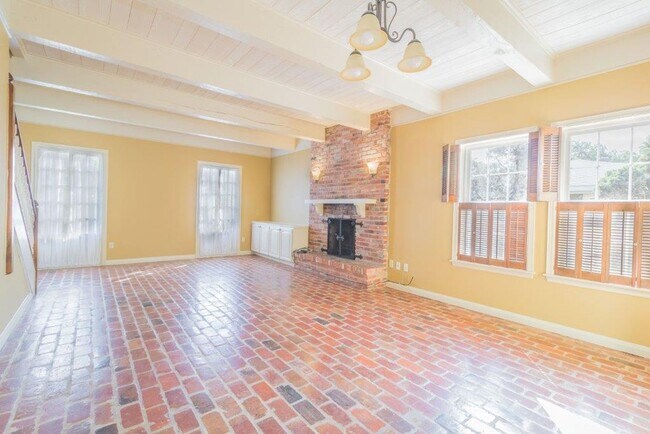 Foto del edificio - 2 bed 1.5 bath Townhouse / MOVE IN SPECIAL...
