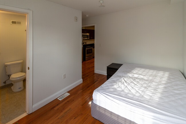 Building Photo - 321 N 40th St