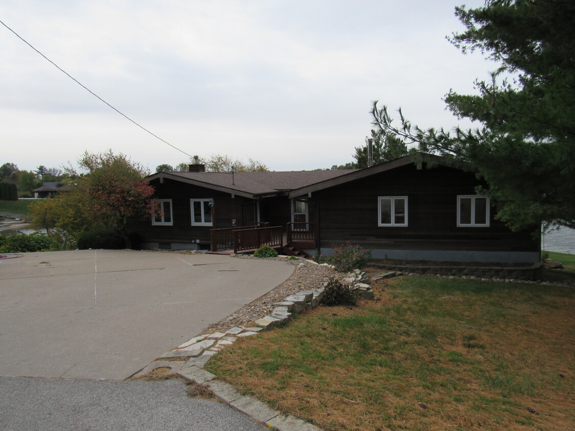 545 Crestview Ct, Sherrard, IL 61281 House Rental in Sherrard, IL