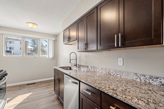 Building Photo - Park Place off Broadway