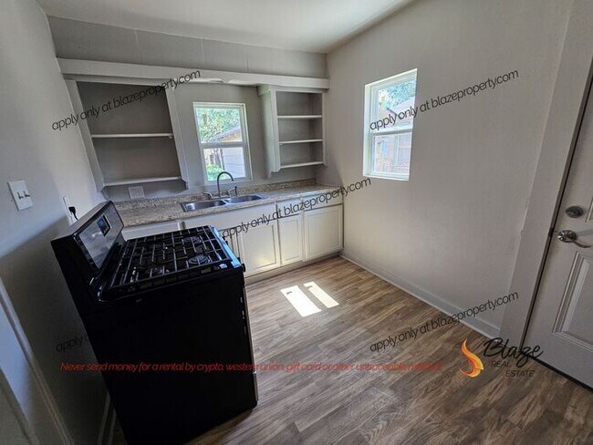 Foto del edificio - COMING SOON ! Charming 2-Bedroom Home ALL ...