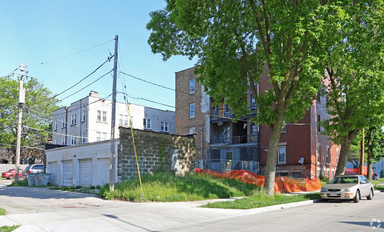 Building Photo - 2405 W National Ave