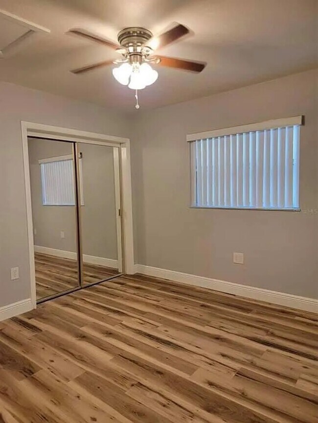 Foto del edificio - 1103 Cypress Gardens Blvd