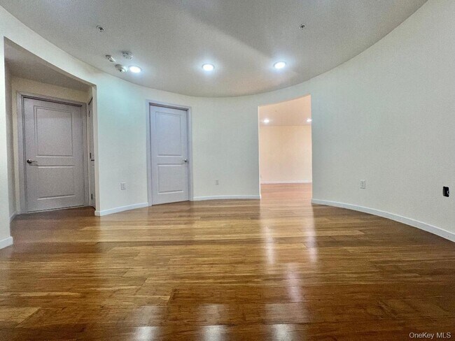 Foto del edificio - 55 S Middle Neck Rd