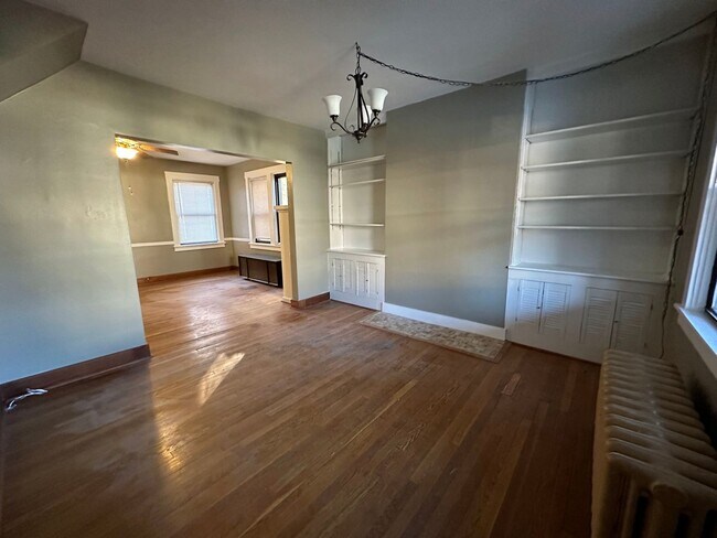 Foto del edificio - 2 Bed, 1 Bath Home in Greenfield - Convenient Location, Bonus Room - Available May 2026