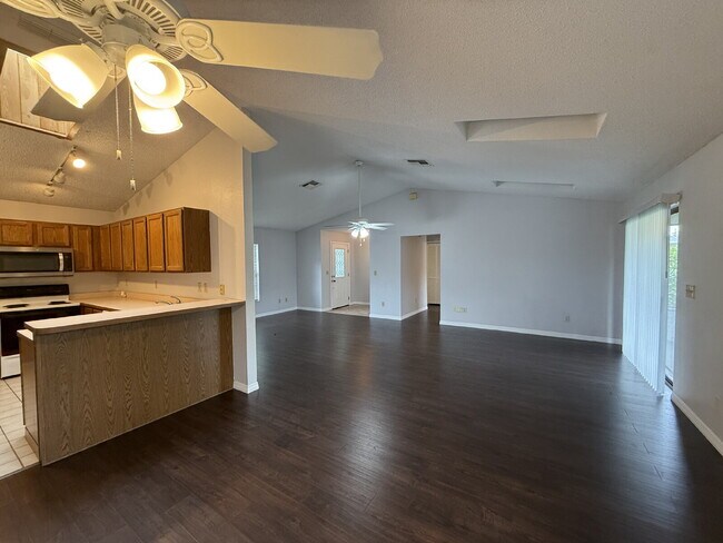 Building Photo - "Charming 3-Bedroom Retreat with 2 Full Ba...