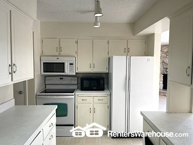 Building Photo - Available now!  Excellent 2 bedroom, 2 bath condo in Eden Prairie!