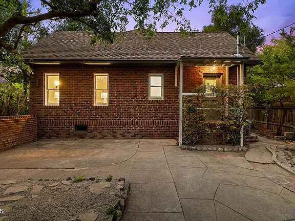 Foto del edificio - 1694 Oakwood St