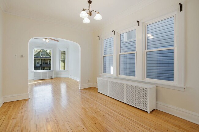 Foto del edificio - 2832 N Harding Ave