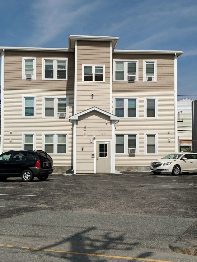 Primary Photo - 91 Roberts St