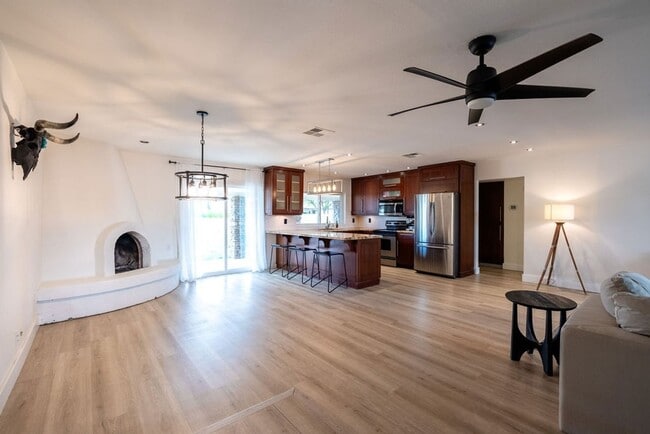 Building Photo - Charming 3BR House in Phoenix